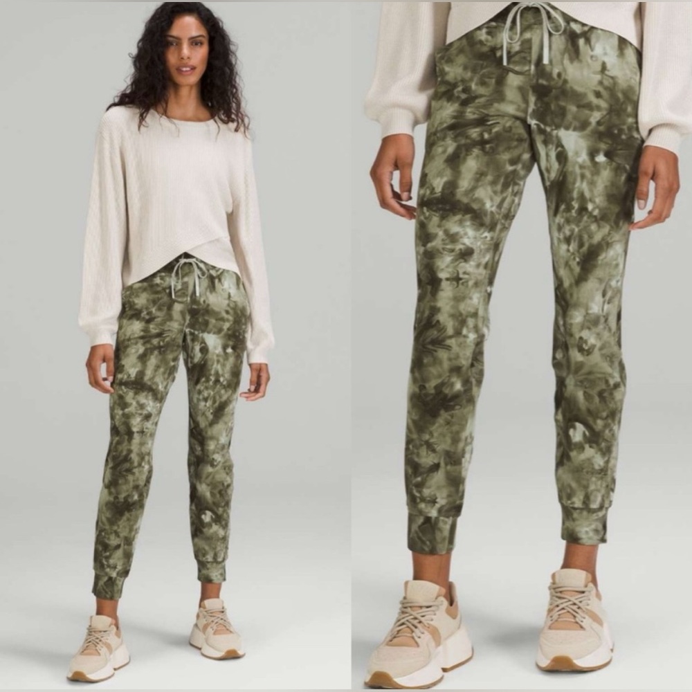 Lululemon Ready to Rulu High-Rise Jogger
Diamond Dye Light Sage Medium Olive 10